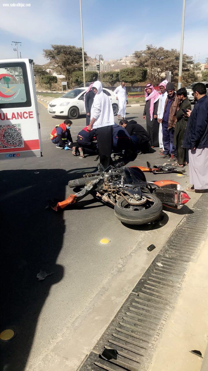 هلال الباحة يسعف مصاب دراجة نارية اثر حادث تصادم بسيارة بدوار النخلة بالباحة