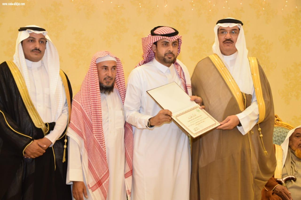 بحضور محافظ الطوال لجنة التنمية تكرم المعلم عبدالوهاب ناشب
