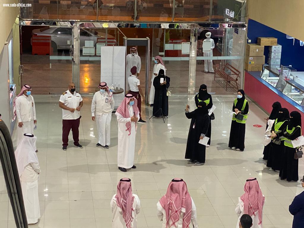 رئيس بلدية بقيق يشارك الفرق الرقابية في حملة لتفعيل مبادرة 