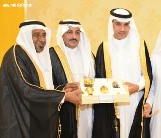 بحضور محافظ محافظة الطوال لجنة التنمية الاجتماعية بالطوال تكرم رئيس مركز الموسم 