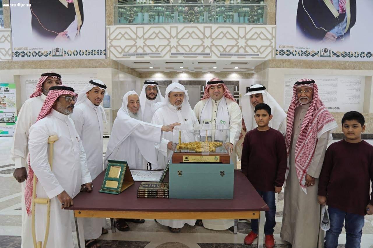 فريق مطوفي مكة التطوعي يبدع في مبادرة نحو مجتمع يقرأ  في مكتبة الحرم المكي الشريف