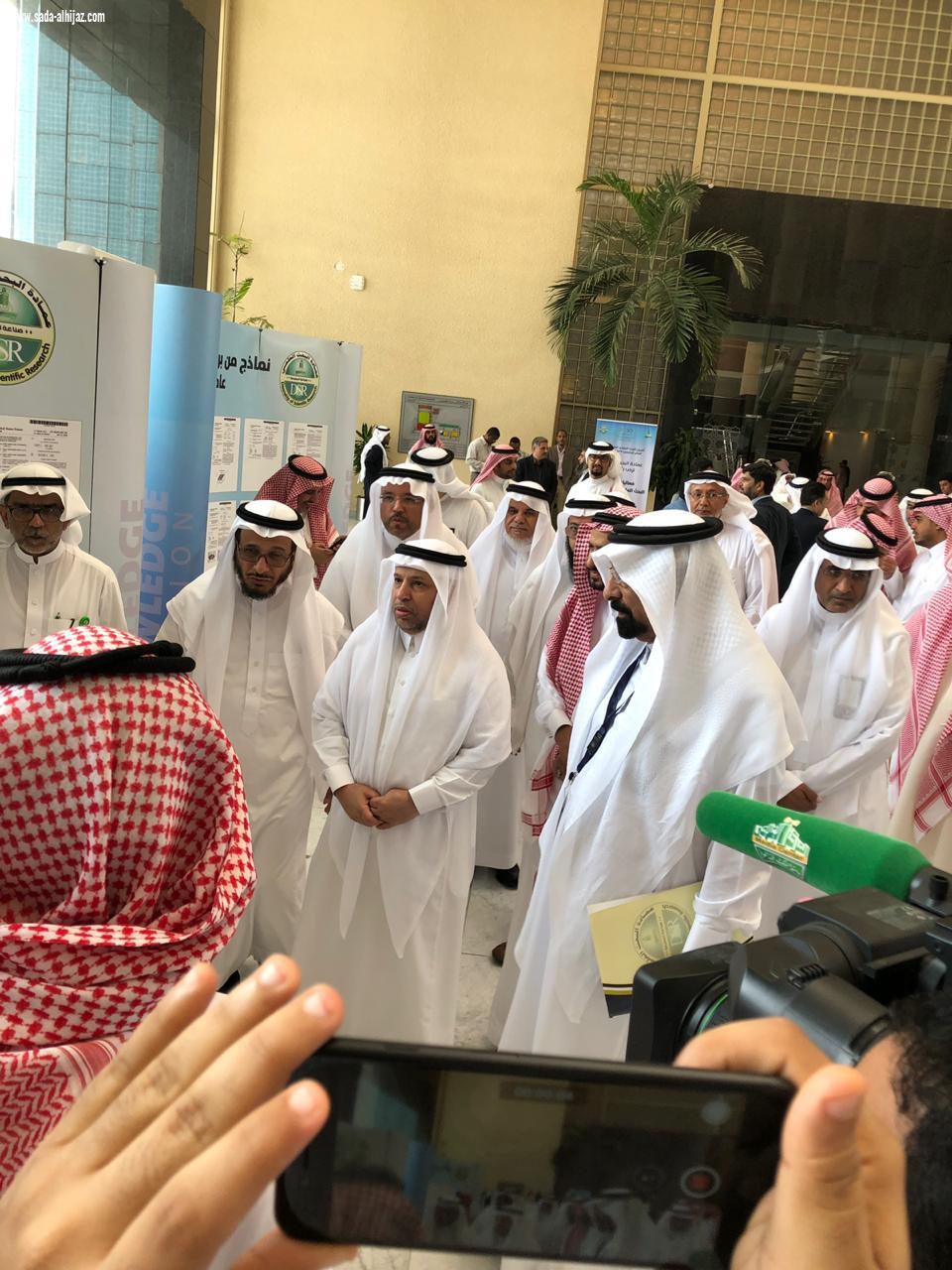 في احتفالية جامعة الملك عبد العزيزمعالي مدير الجامعة يكرم أهل التميز والابداع من أعضاء هيئة التدريس