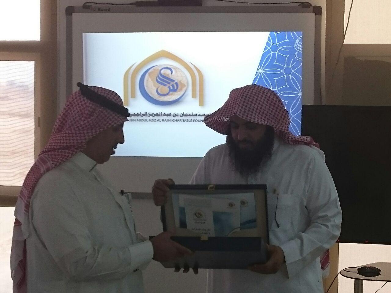 عقد اجتماع بين فرع وزارة العمل والتنمية الإجتماعية وفرع مؤسسة سليمان الراجحي بتبوك 