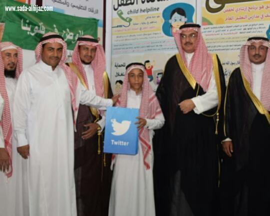 لجنة التنمية الاجتماعية بالطوال تكرم أبناء الشهداء والطلاب المتفوقين في برنامج ( طفل الطــوال )