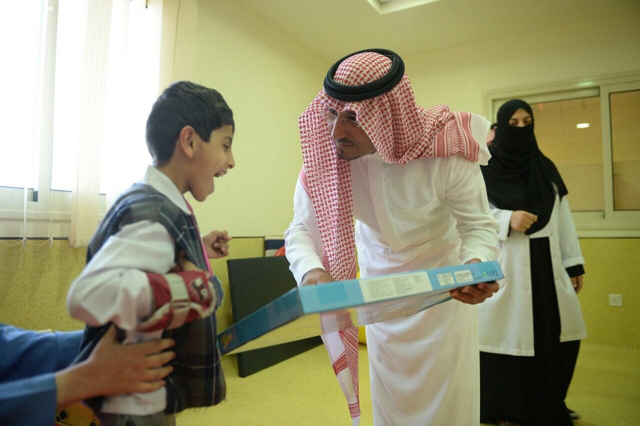 نائب أمير عسير يزور جمعية الأطفال المعوقين بالمنطقة  