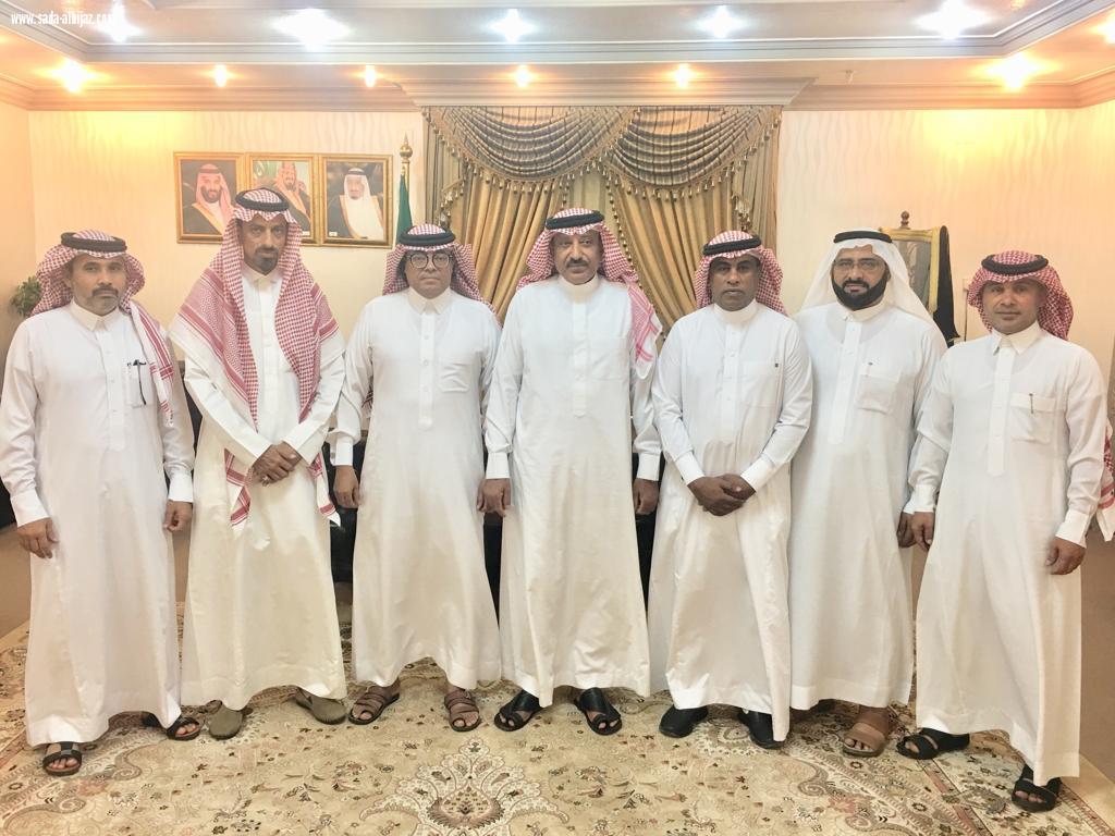 أعضاء مكتب رابطة فرق الأحياء بصامطة يهنئون الأستاذ أحمد زعله بمناسبة تعينه محافظاً لمحافظة صامطة.