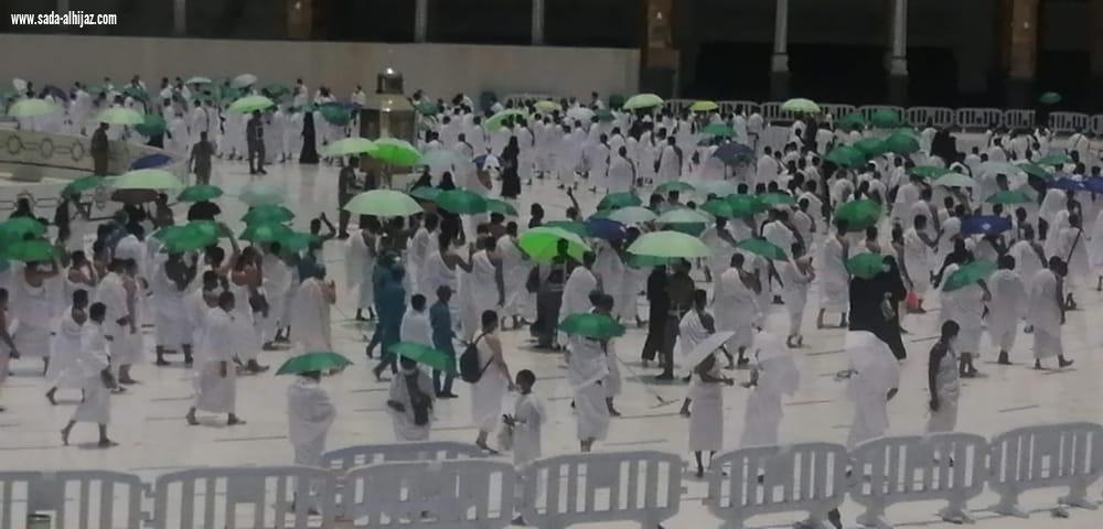 الرئاسة العامة لشؤون المسجد الحرام والمسجد النبوي توزع 3000 مظلة على المعتمرين