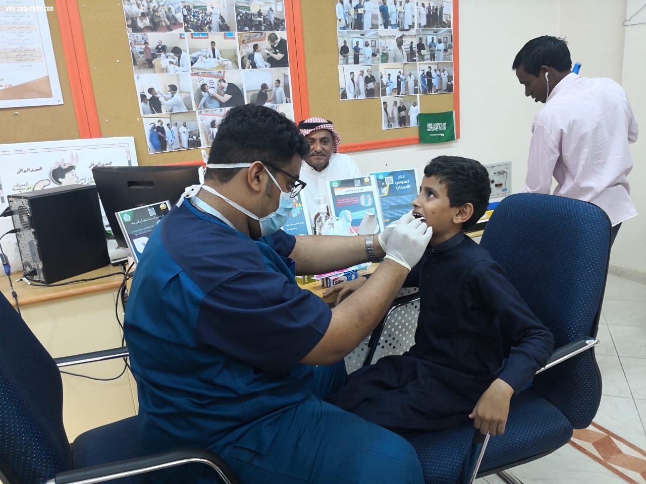 كلية طب الأسنان بجامعة جازان تطلق قافلة طبية لتثقيف  طلاب مدرسة صلاح الدين بأبوعريش