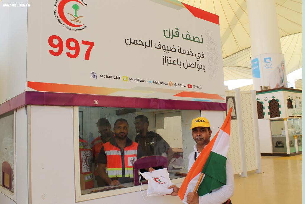 بالصور الهلال الأحمر يستقبل الحجاج بمطار الملك عبد العزيز بالهدايا
