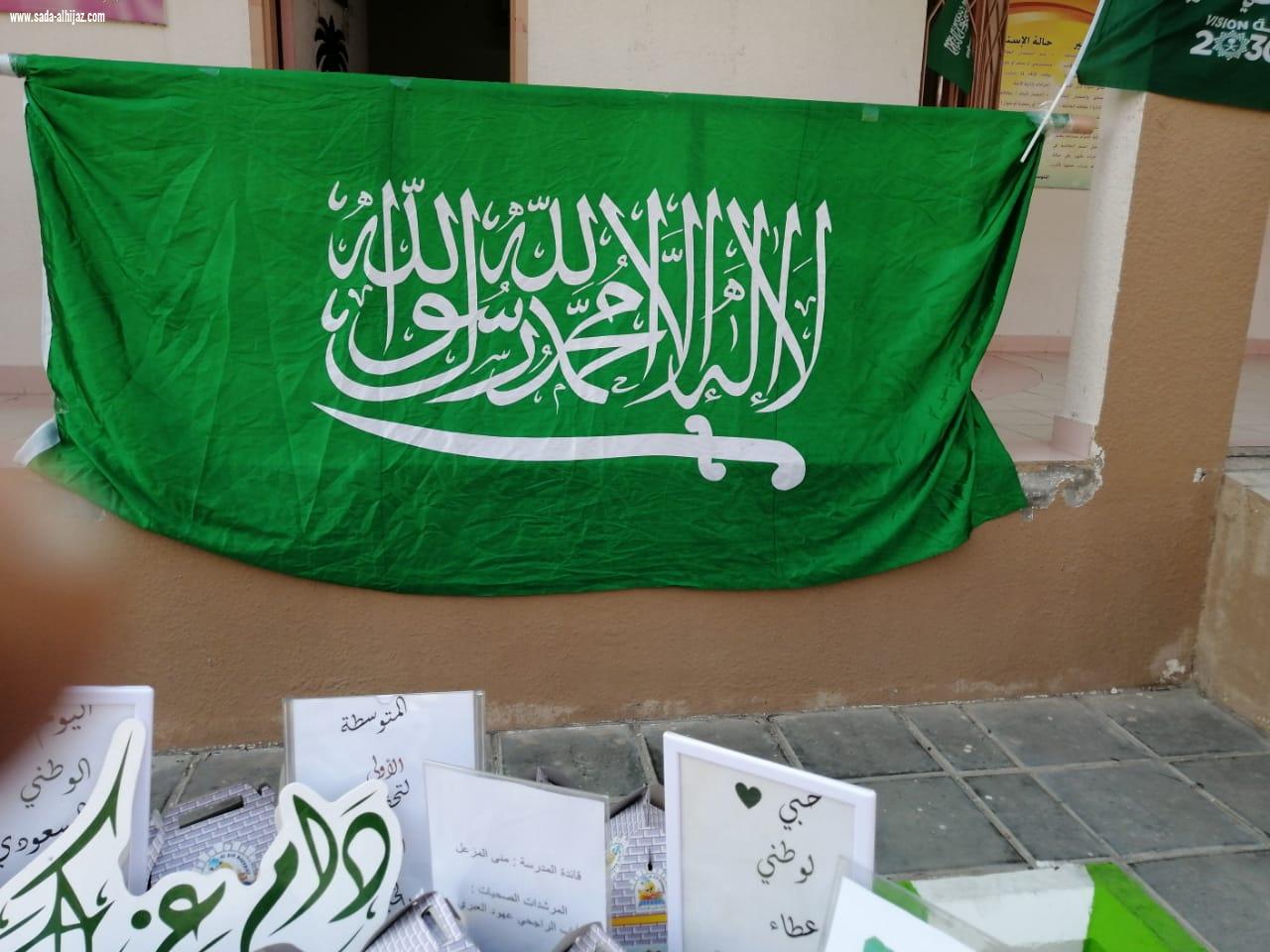 راجح الحسن حارس مدرسة المتوسطة الاولى بالخبر يشارك المدرسة فرحة اليوم الوطني 89