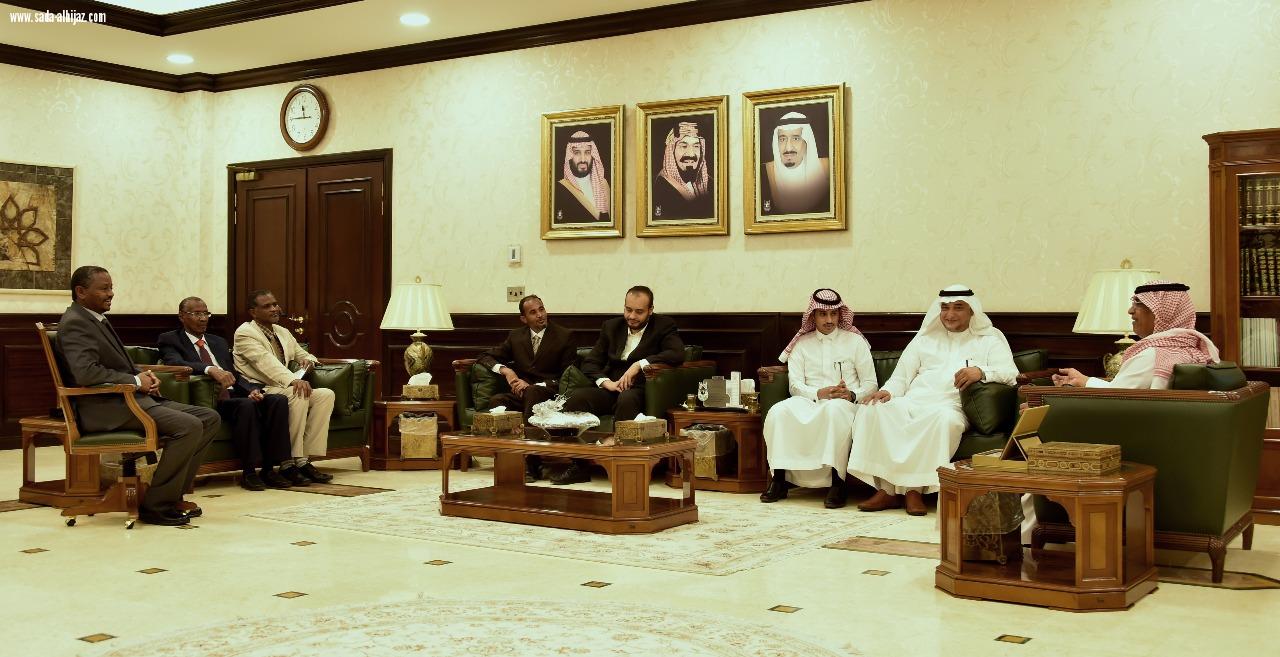 معالي مدير جامعه ام القرئ يتسلم الخطه البحثيه لكليه العلوم الصحيه بالليث