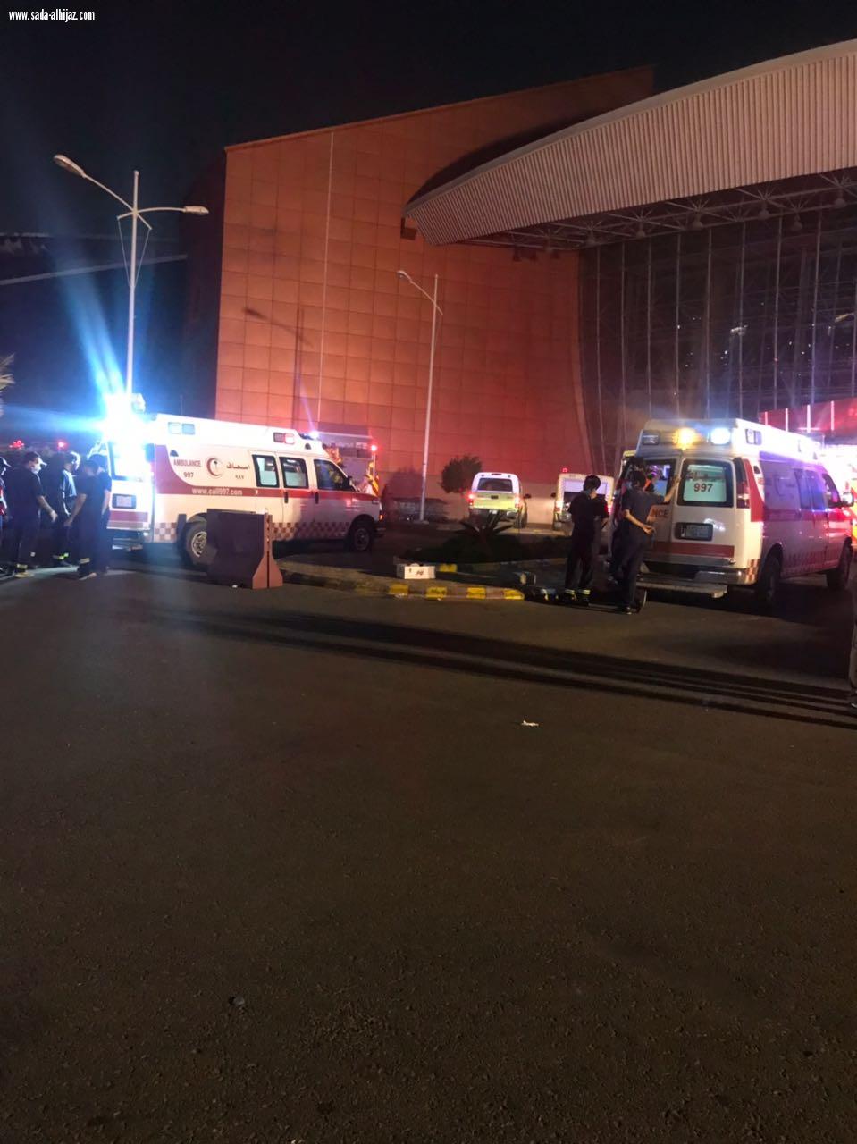 الهلال الأحمر يباشر حريق بمركز تجاري بجدة