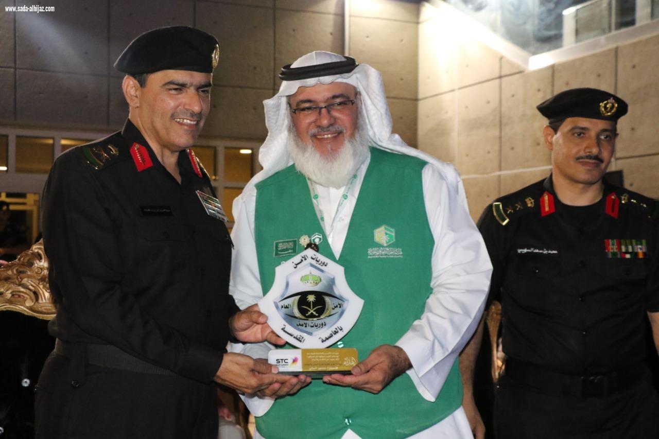 مدير دوريات الأمن بالمملكة  يكرم جمعية هدية الحاج والمعتمر الخيرية