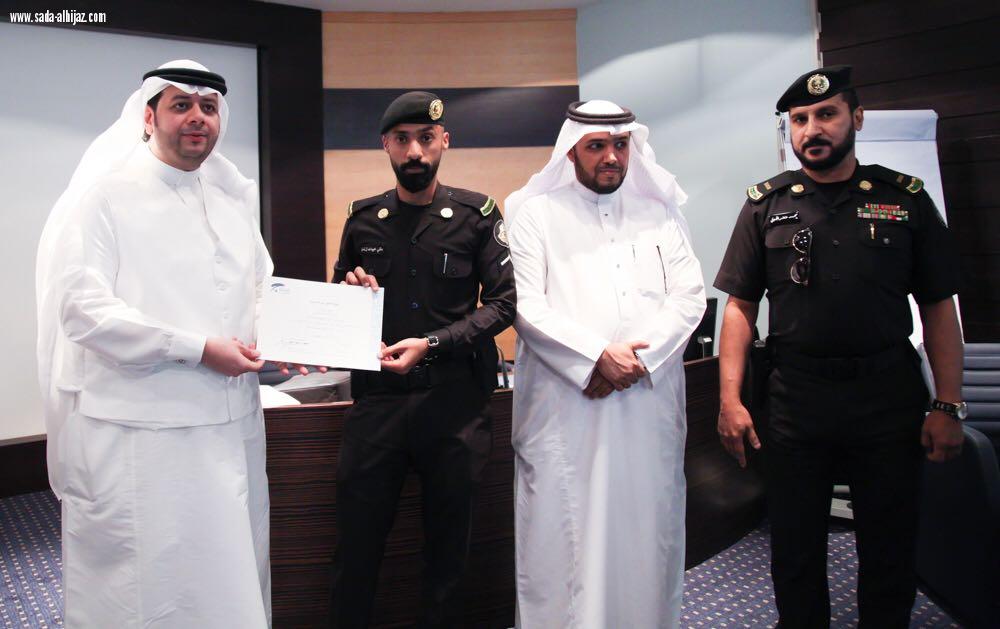 أمين عام غرفة جدة يسلم (٤٢) متدرب على لغة الاشارة من أفراد الدوريات الأمنية شهاداتهم
