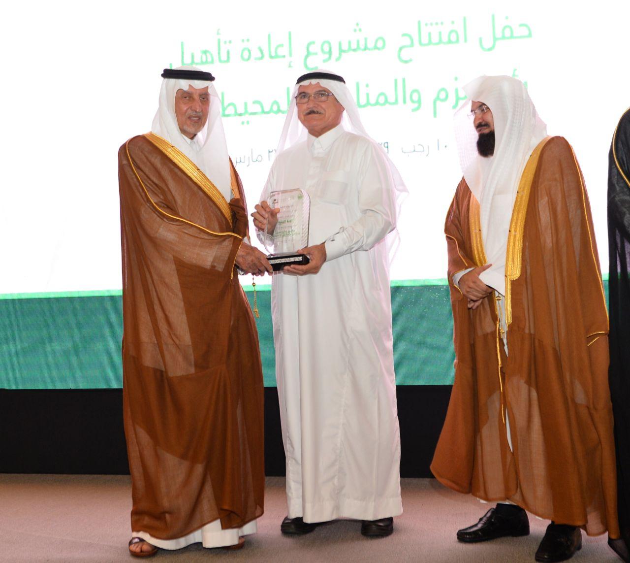 أمير مكة يفتتح مشروع تأهيل بئر زمزم والمنطقة المحيطة به في الحرم المكي 