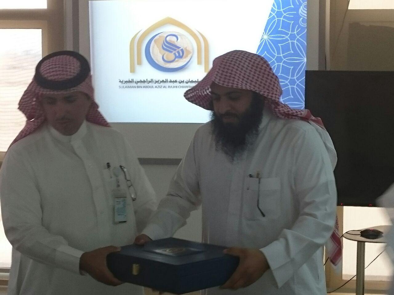 عقد اجتماع بين فرع وزارة العمل والتنمية الإجتماعية وفرع مؤسسة سليمان الراجحي بتبوك 