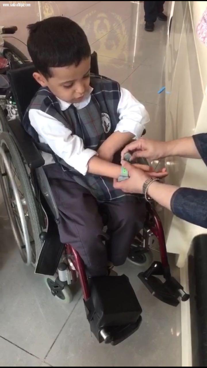 الأطفال المعوقين يحاكون المهن في كيدزينيا 