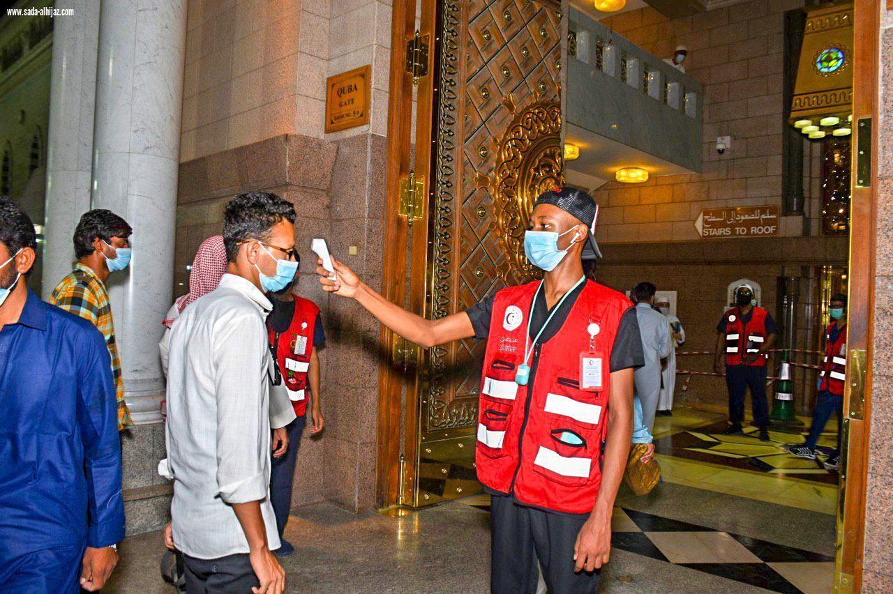 بتوجيهات معالي رئيس هيئة الهلال الأحمر بالمدينة يكثف جهوده باكثر من اربعين فرقة إسعافية لتغطية صلاة عيد الاضحى .