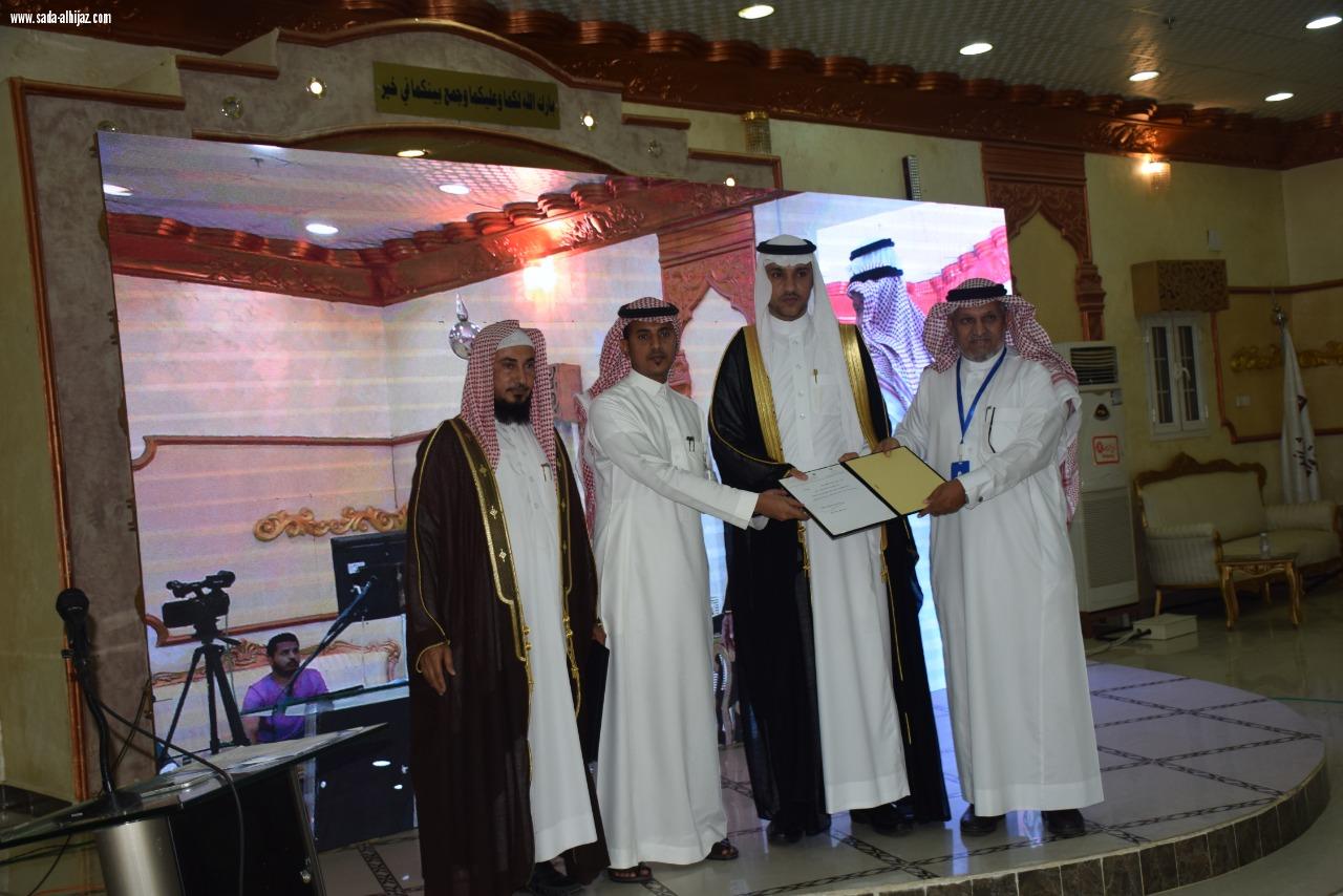 بحضور عدد من المسؤولين والمشايخ محافظ محافظة الطوال بالنيابة يدشن مركز النشاط الإجتماعي بالمباركة.