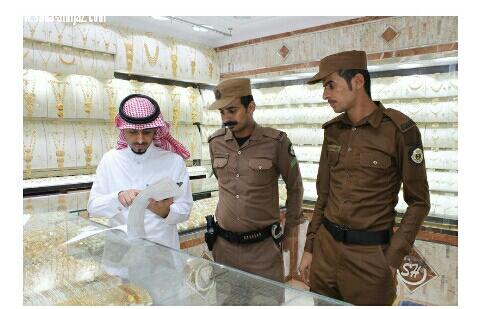 عمل الجوف يرصد مخالفتين بمحلات الذهب وينذر 3 منشآت