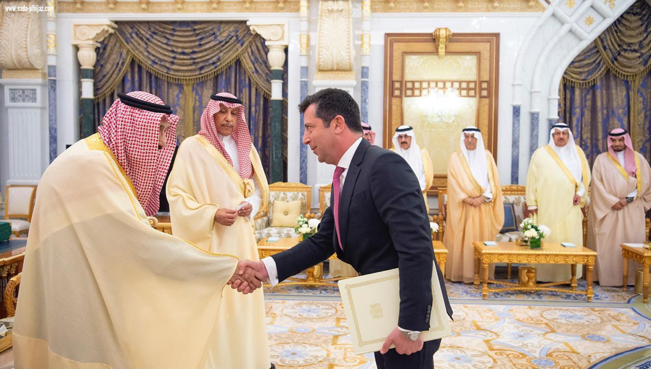 خادم الحرمين الشريفين يتسلّم أوراق اعتماد عدد من سفراء الدول الشقيقة والصديقة