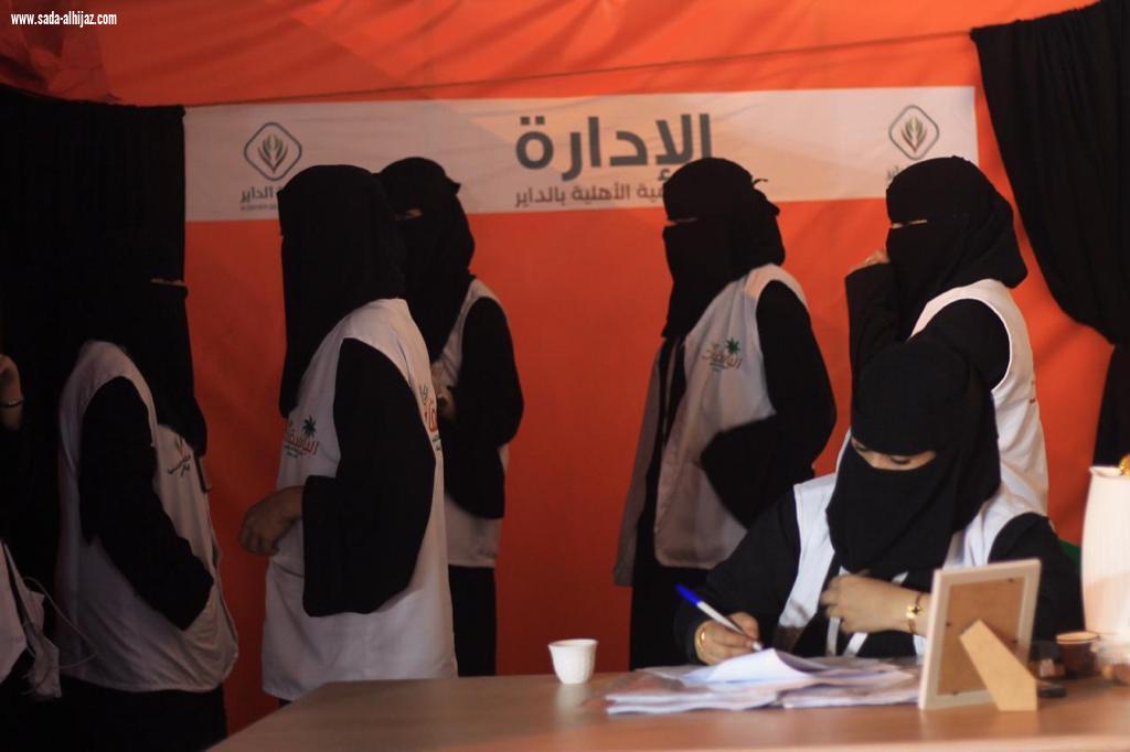 بالصور : فريق الباسقات التطوعي النسائي يضيئ مهرجان الداير للتسوق