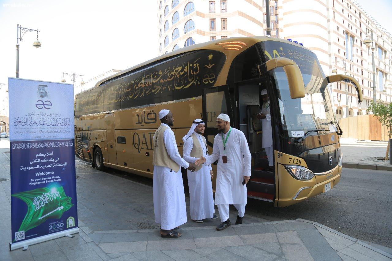   ضيوف برنامج خادم الحرمين يصلون إلى المدينة المنورة بعد أن أدوا مناسك الحج والعمرة