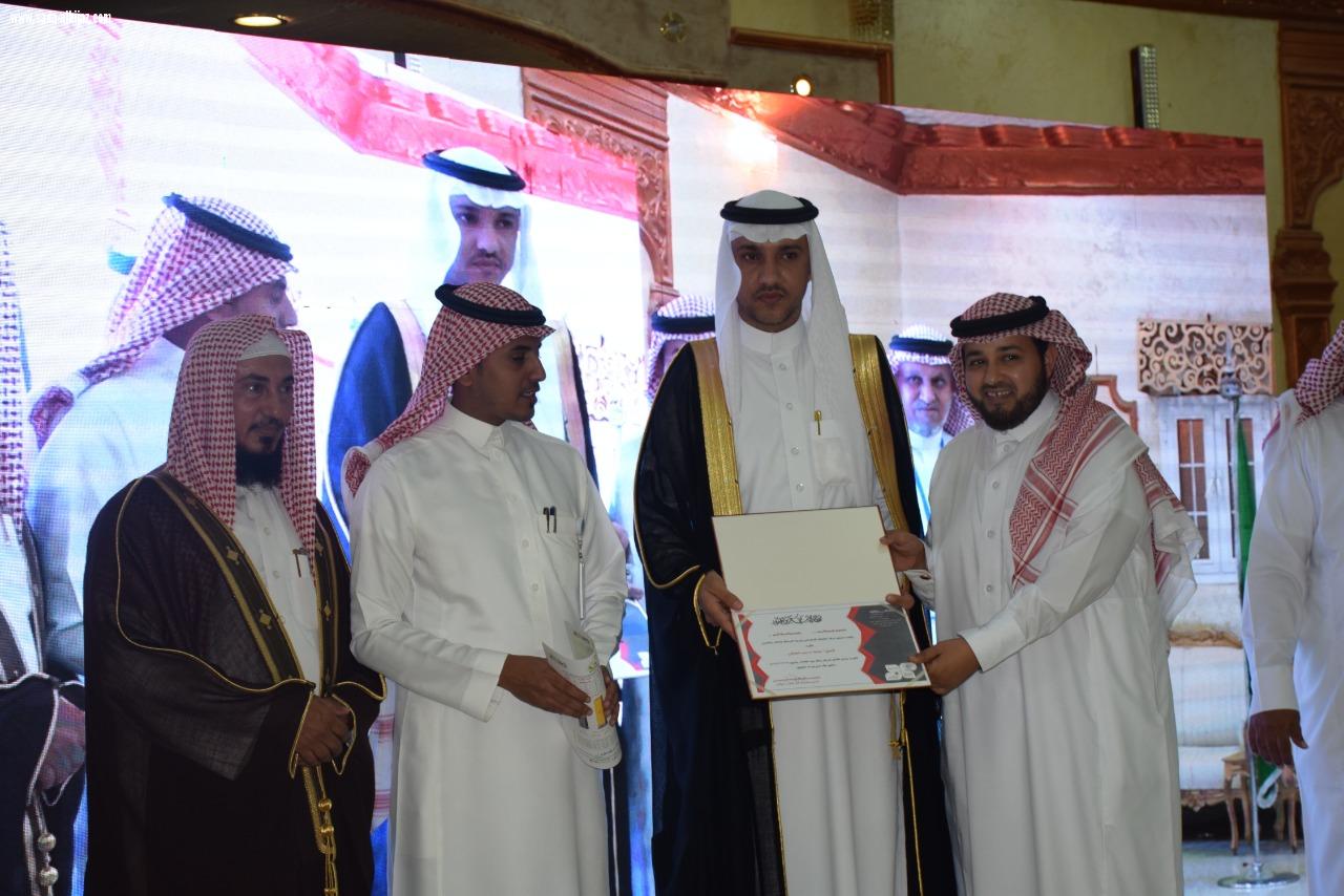 بحضور عدد من المسؤولين والمشايخ محافظ محافظة الطوال بالنيابة يدشن مركز النشاط الإجتماعي بالمباركة.