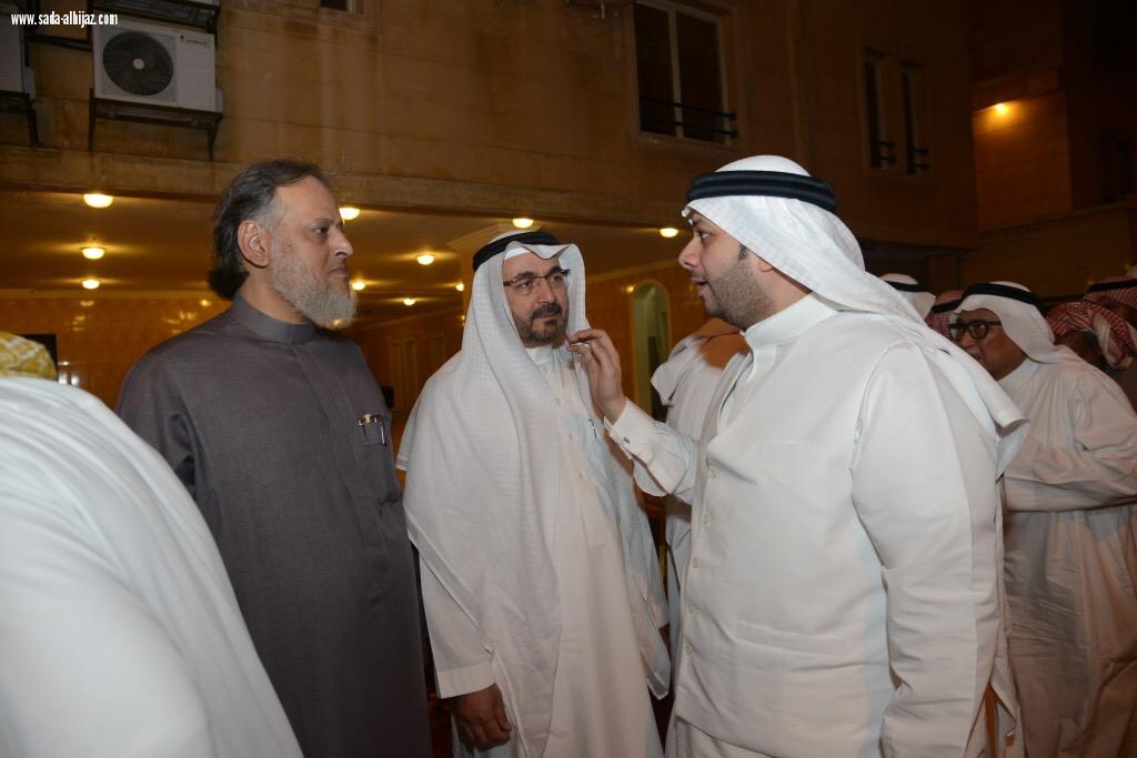 صاحب السمو الملكي الأميرعمرو الفيصل يقدم العزاء لأسرة(أل مرزا)