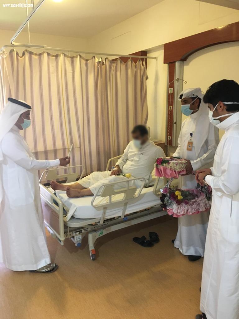 مستشفى الملك عبدالعزيز التخصصي يعايد المرضى بأسهم خيرية وحلويات