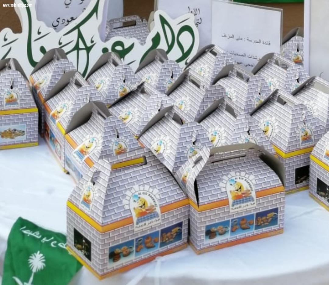 راجح الحسن حارس مدرسة المتوسطة الاولى بالخبر يشارك المدرسة فرحة اليوم الوطني 89