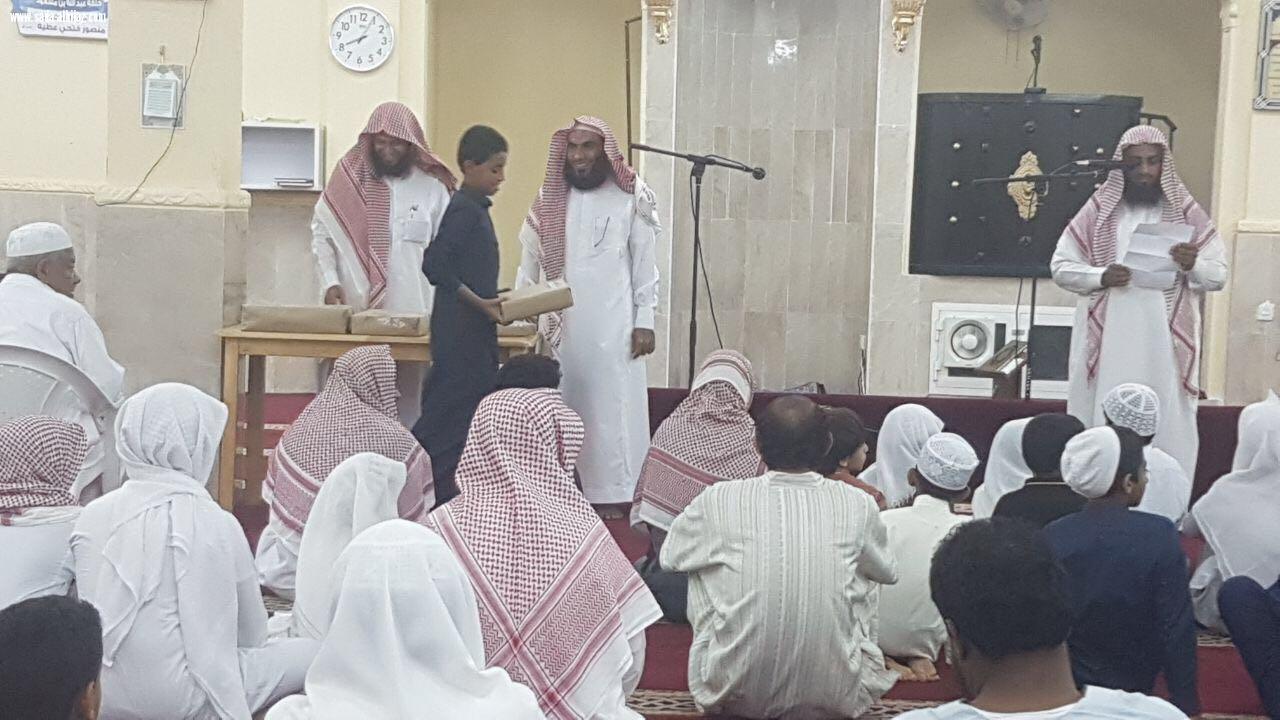مجمع الفاروق ببيش يكرم الطلاب والمعلمين المتميزين