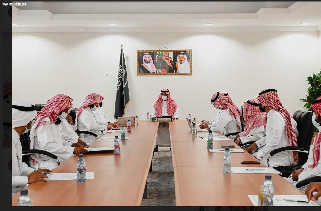 محافظ خيبر يجتمع بمندوبي فرع وزارة الإسكان والجمعيات الخيرية.