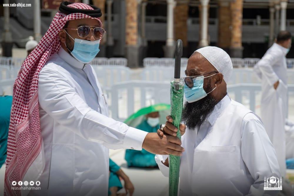 مدخلي: المبادرة تأتي حرصاً من الرئاسة العامة على سلامة زوار وقاصدي المسجد الحرام وسلامة منسوبيها ومنسوباتها ضمن مبادرة مظلتك بين يديك توزيع (12) ألف مظلة على المصلين والعاملين في المسجد الحرام