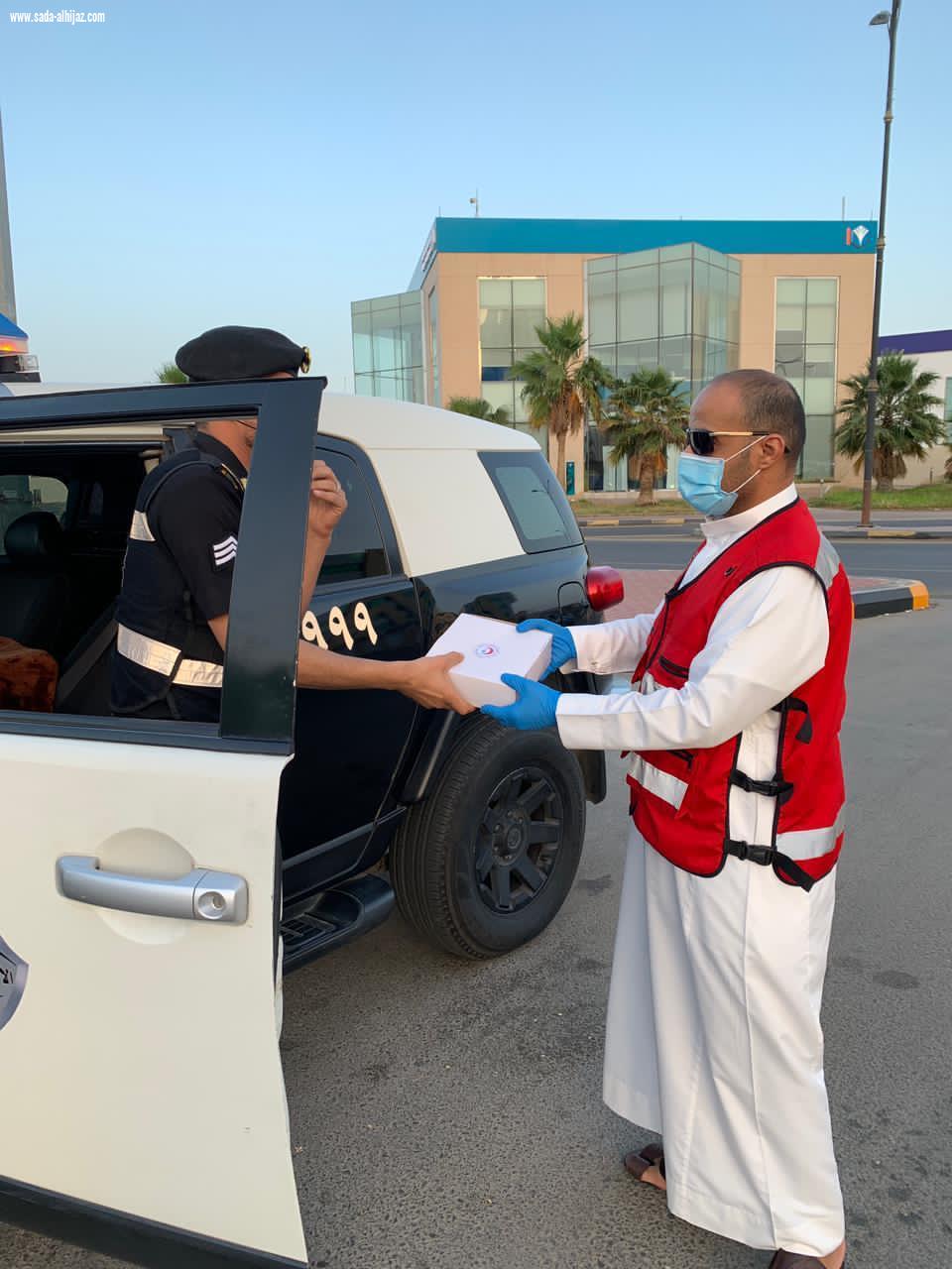 متطوعو الهلال الأحمر بالجوف يوزعون وجبات الإفطار على قائدي المركبات