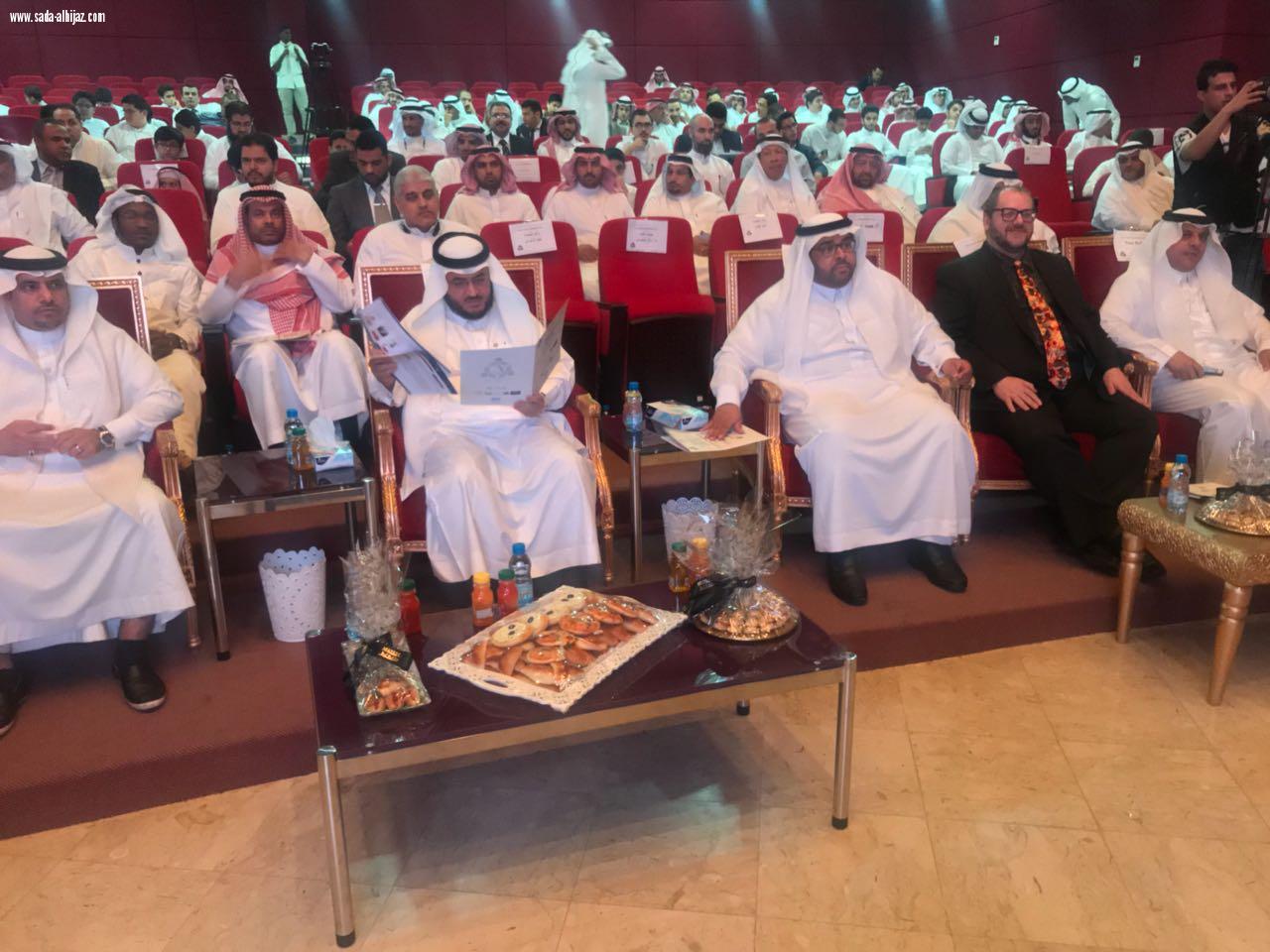 في حفل ختام الأنشطة 2018م   القحطاني يكرم الطلاب والمدارس المتميزة في اللغة الإنجليزية