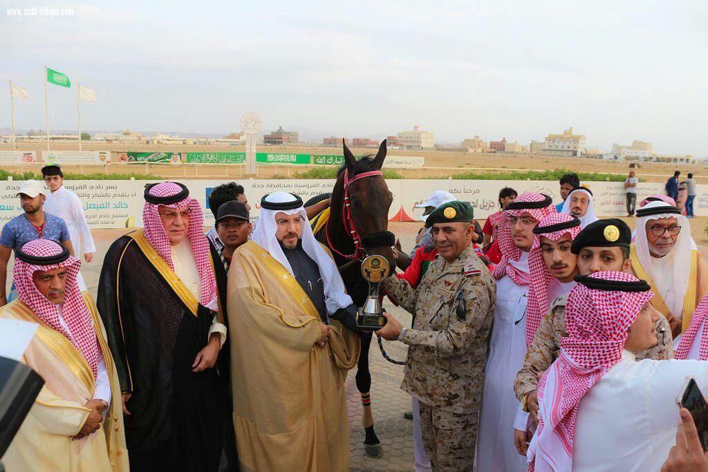 المحض يهدي الشريف هزاع العبدلي وأبناءه كأس  وزارة الدفاع 