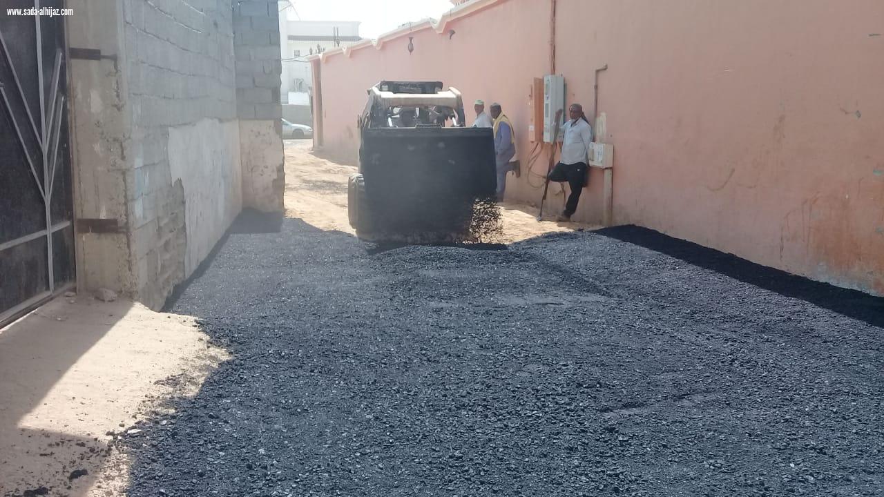 بلدية محافظة الطوال تبدأ تنفيذ مشروع السفلتة في عدد من الأحياء