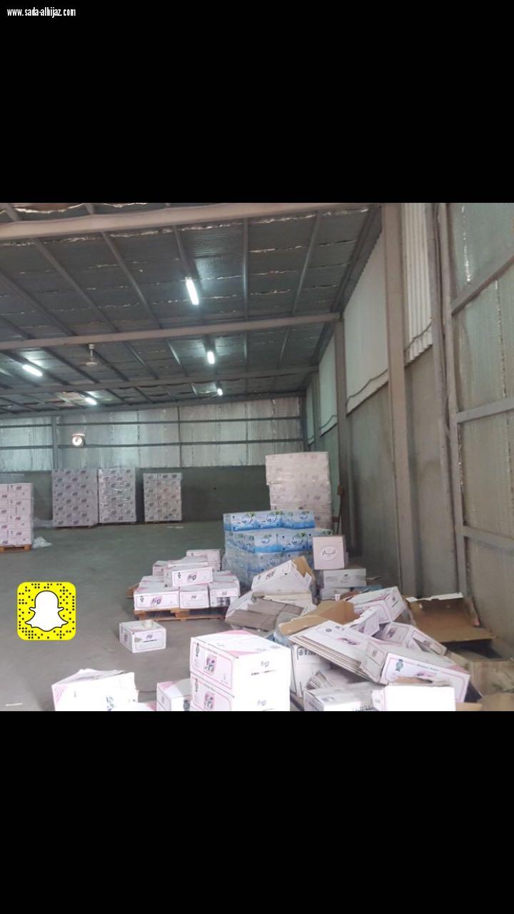 ضبط وإغلاق مستودع مخالف بالجموم