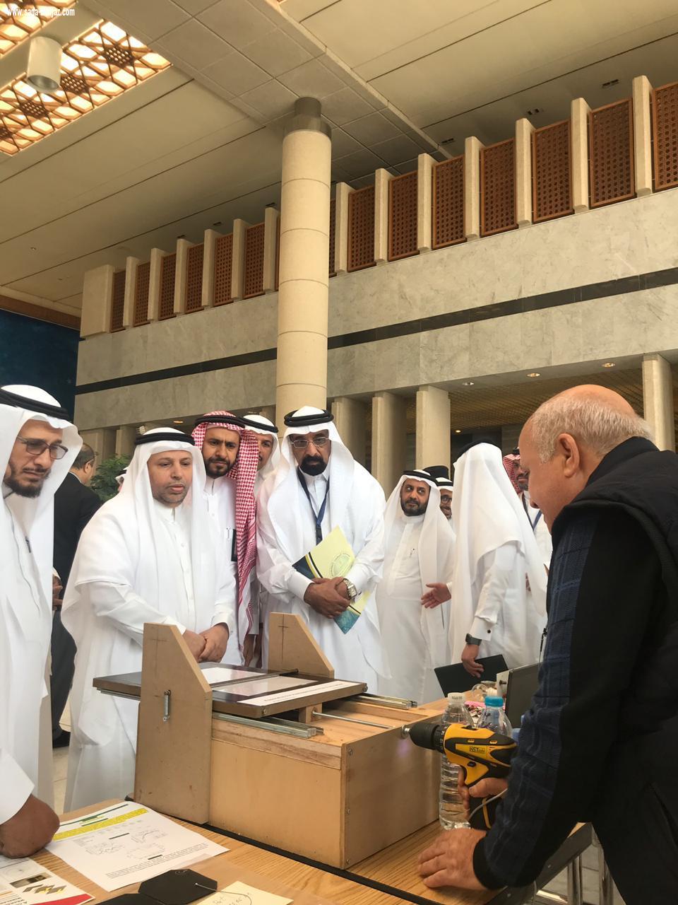 في احتفالية جامعة الملك عبد العزيزمعالي مدير الجامعة يكرم أهل التميز والابداع من أعضاء هيئة التدريس