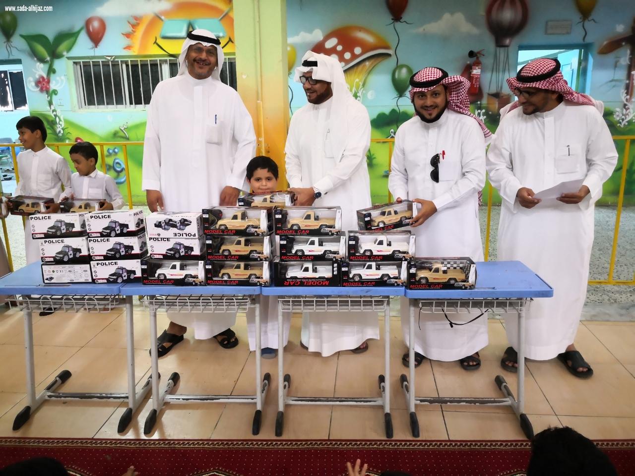 معلم الصف الاول بابتدائية العباس يكرم الطلاب المتميزين بمادة لغتي