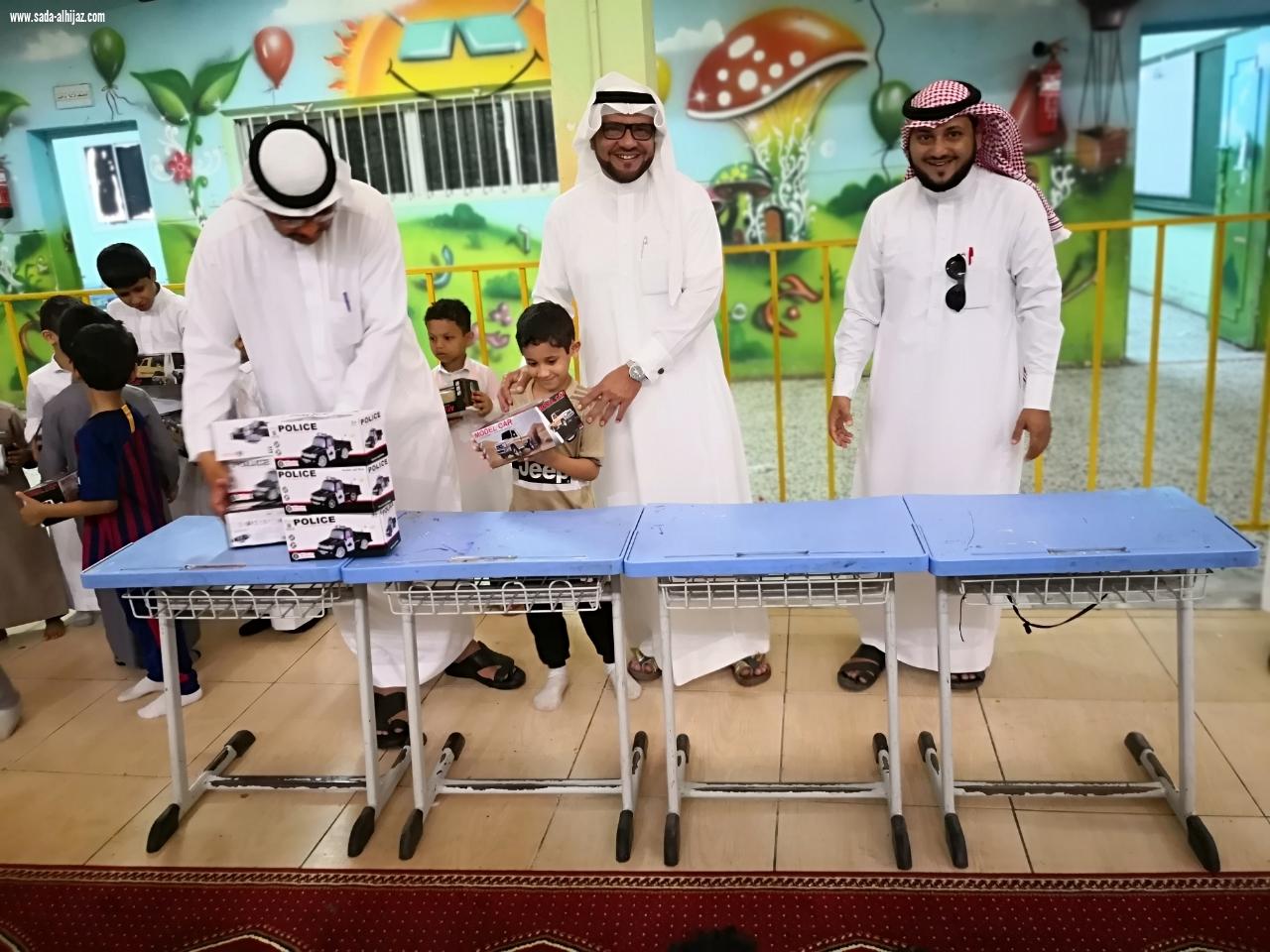 معلم الصف الاول بابتدائية العباس يكرم الطلاب المتميزين بمادة لغتي