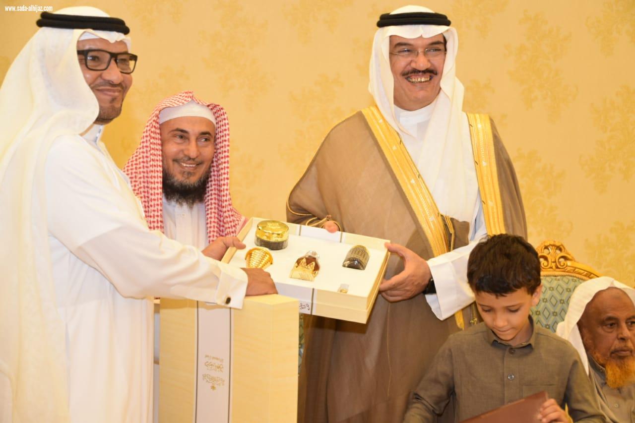لجنة التنمية الاجتماعية بالطوال تكرم محافظ محافظة الطوال