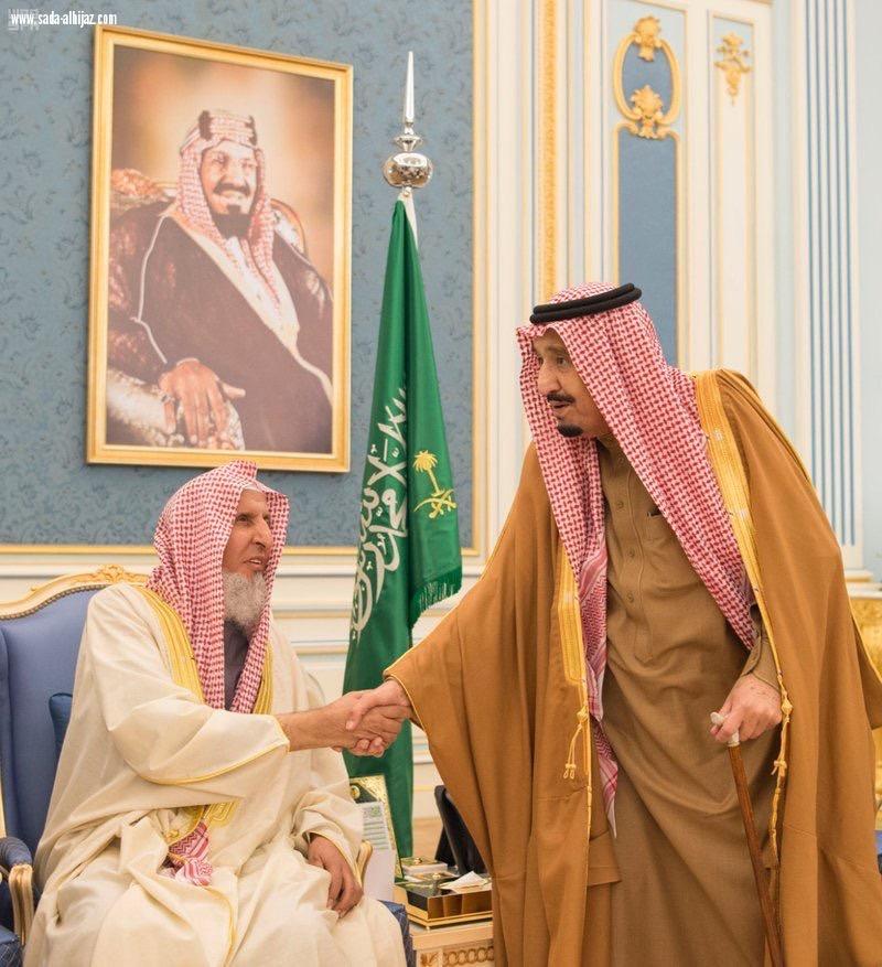 الملك  يستقبل الأمراء والمفتي وجمعاً من المواطنين ...