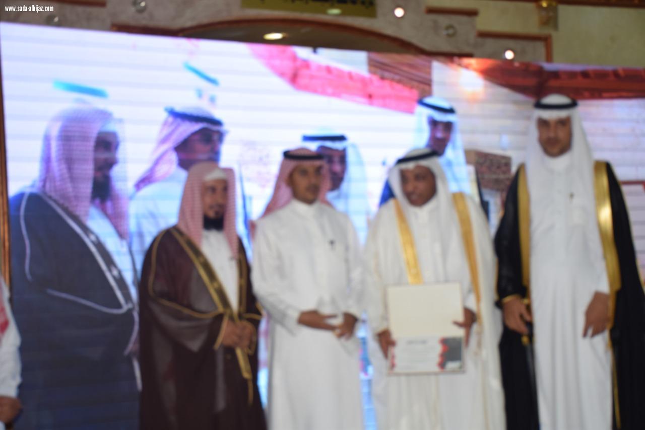 بحضور عدد من المسؤولين والمشايخ محافظ محافظة الطوال بالنيابة يدشن مركز النشاط الإجتماعي بالمباركة.