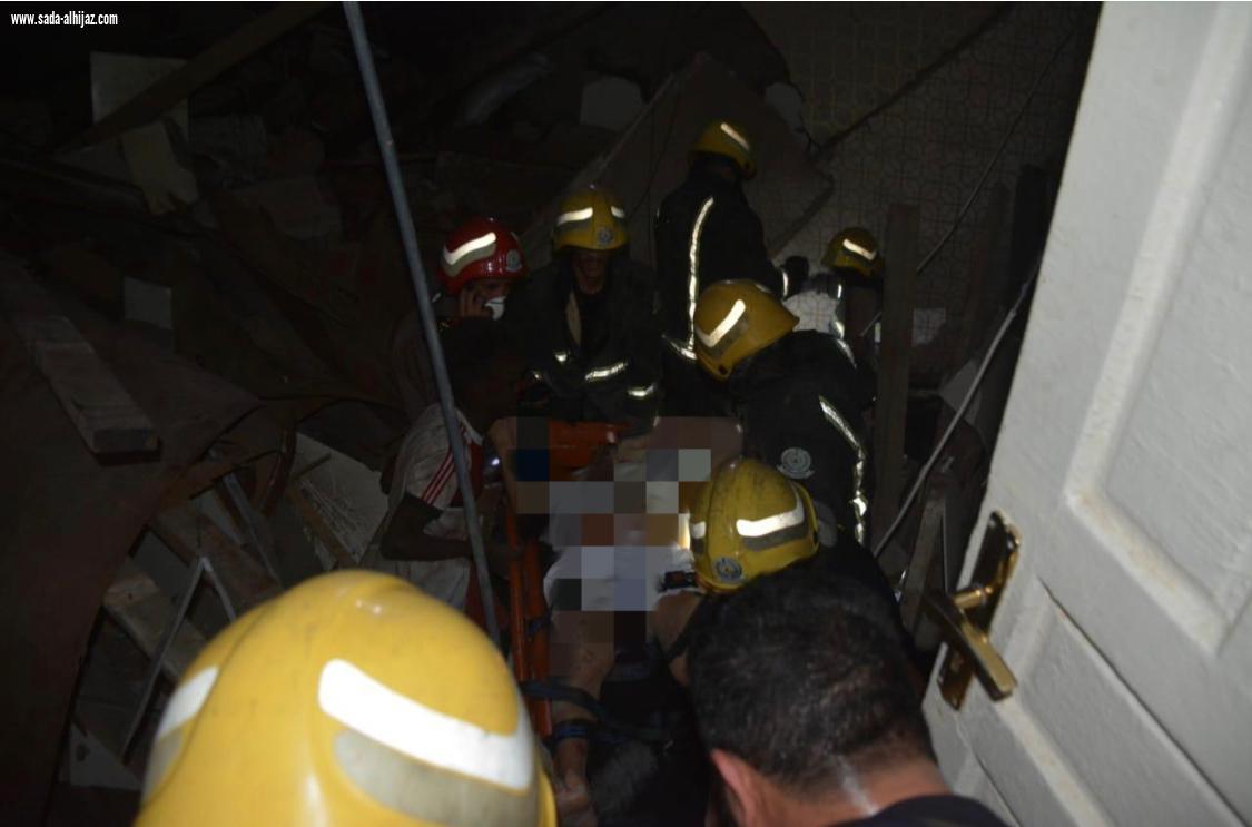 فرق الإنقاذ والإنهيارات بالدفاع المدني بمحافظة جدة تباشر إنهيار منزل شعبي بحي الرويس*