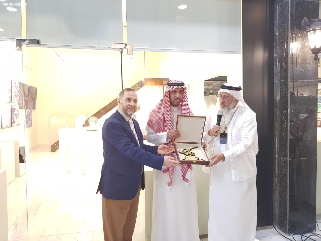 آل صبيح  يفتتح المعرض التشكيلي بصمات فن ٢