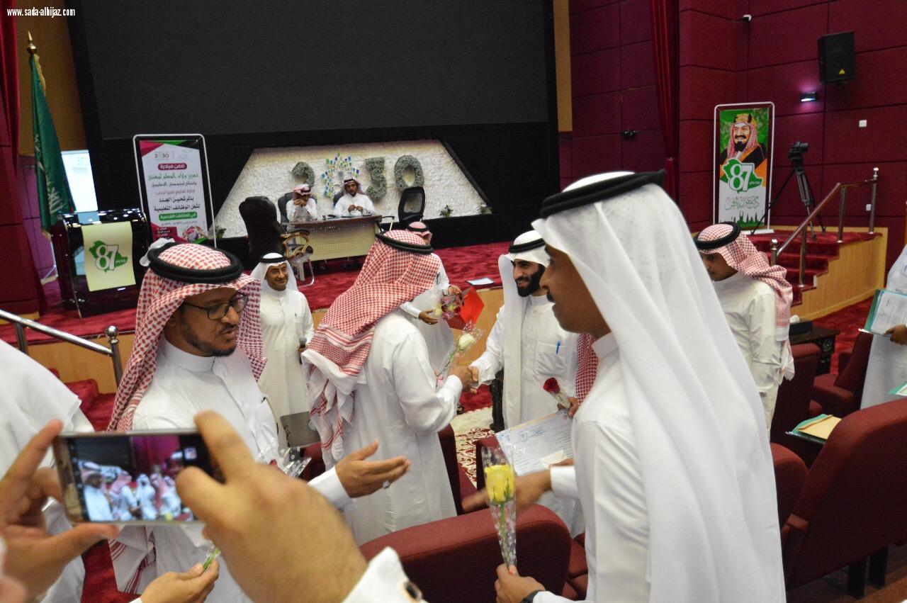 استقبال المعلمين الجدد بالورود وضمن مبادرة تعزيز ولاء المعلم لمهنته وانتمائه للمؤسسة التعليمية 