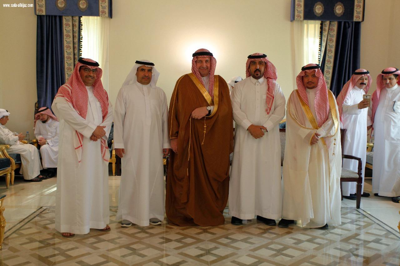 الأخوان عبدالله و عبدالوهاب العبدالكريم يقيما غداء لعدد من الدبلوماسيين ورجال الأعمال والأدباء 