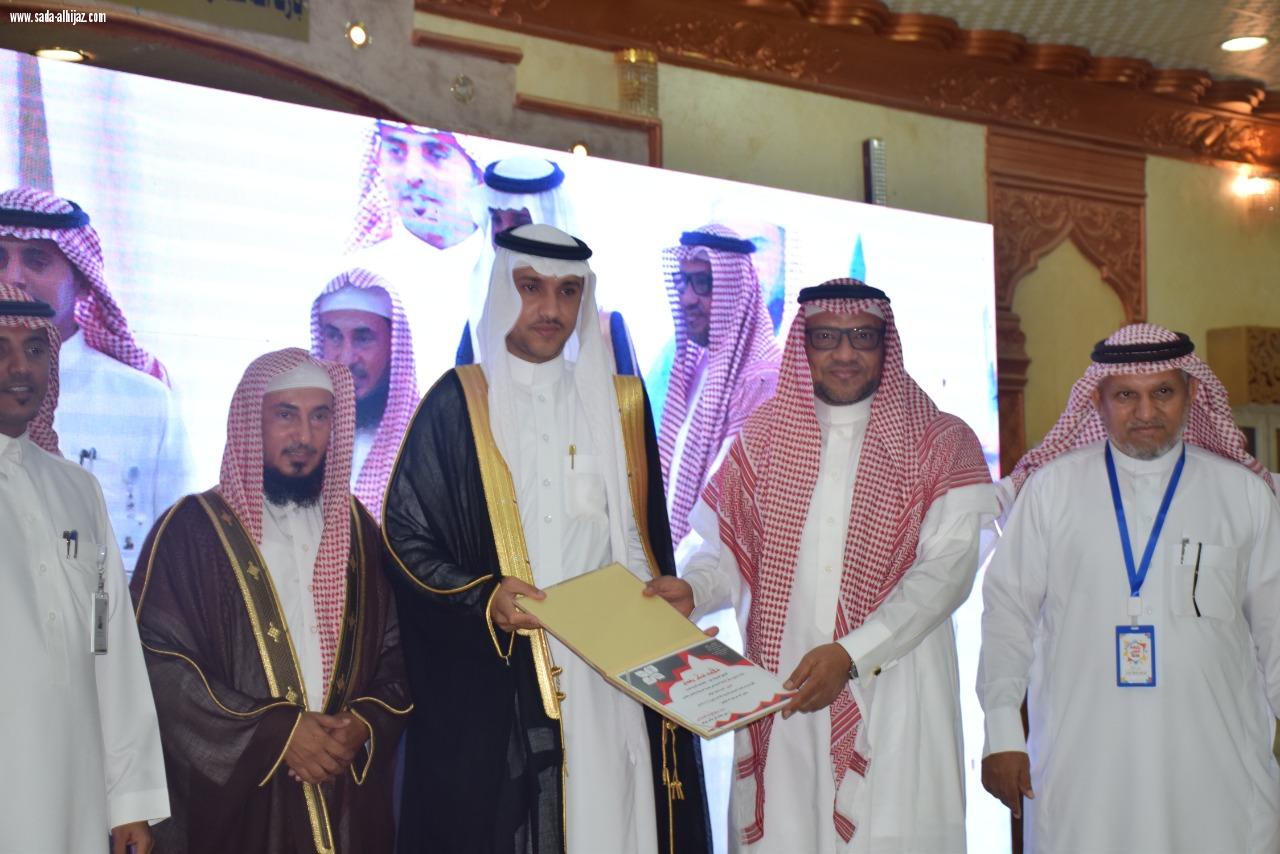 بحضور عدد من المسؤولين والمشايخ محافظ محافظة الطوال بالنيابة يدشن مركز النشاط الإجتماعي بالمباركة.